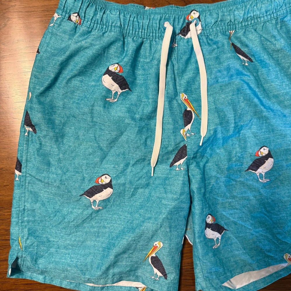 Old Navy Mens Swim Trunks Small Teal Blue Puffin Pelican Bird Print Mesh Lined - Picture 2 of 6